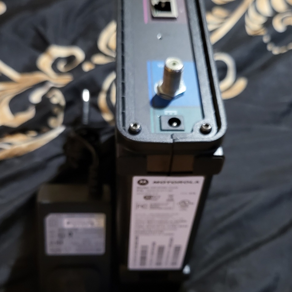 Motorola Surboard Cable Modem & Router - Picture 5 of 8